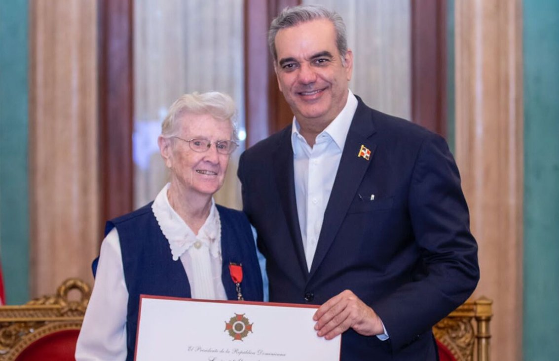 Sor Lenore Gibb y Luis Abinader