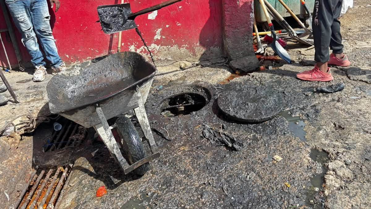 Alcaldía retira desechos sólidos y limpia imbornales en el Mercado Municipal de San Pedro de Macorís